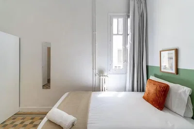 Camera da letto; luce naturale, stile moderno