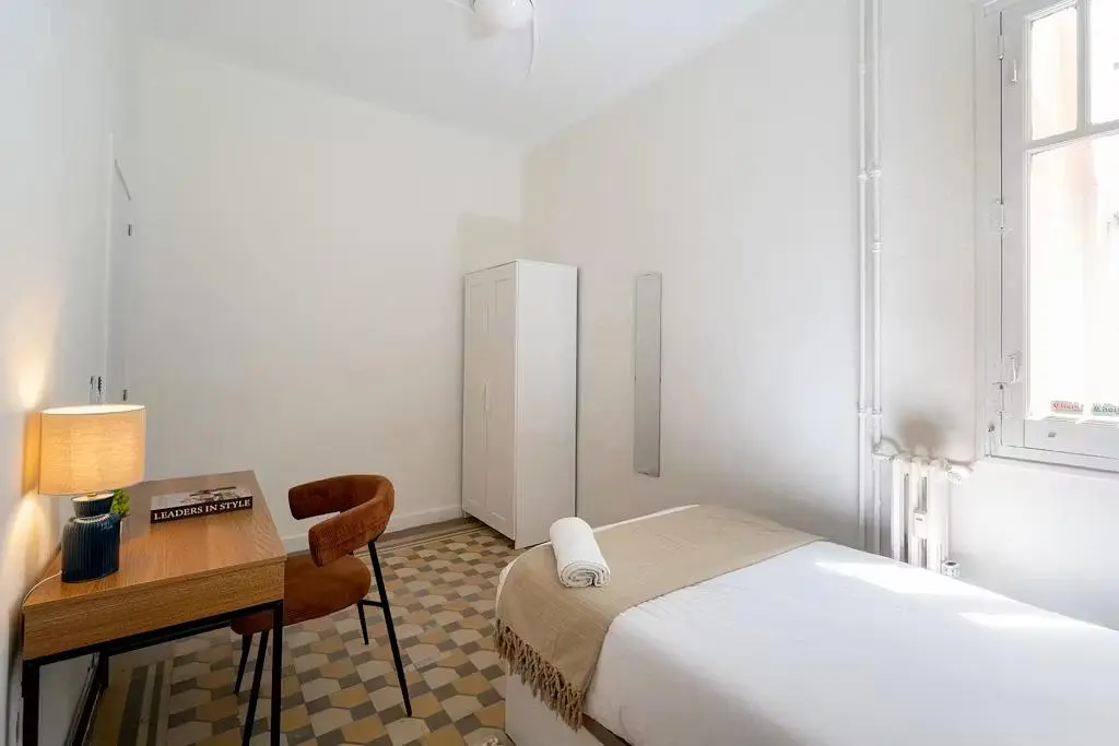Camera da letto; luce naturale, pavimento in piastrelle