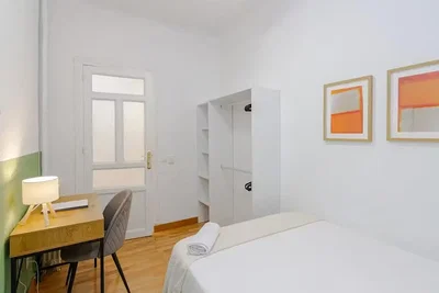 Camera da letto; pavimento in legno, luce naturale