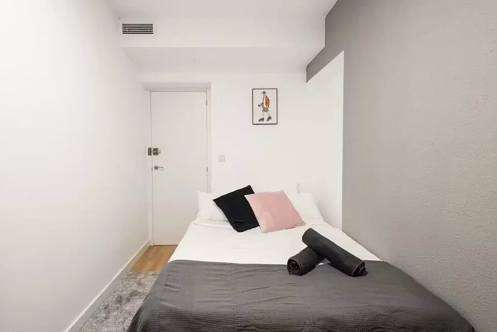 Spavaća soba; prirodno svjetlo, moderni stil