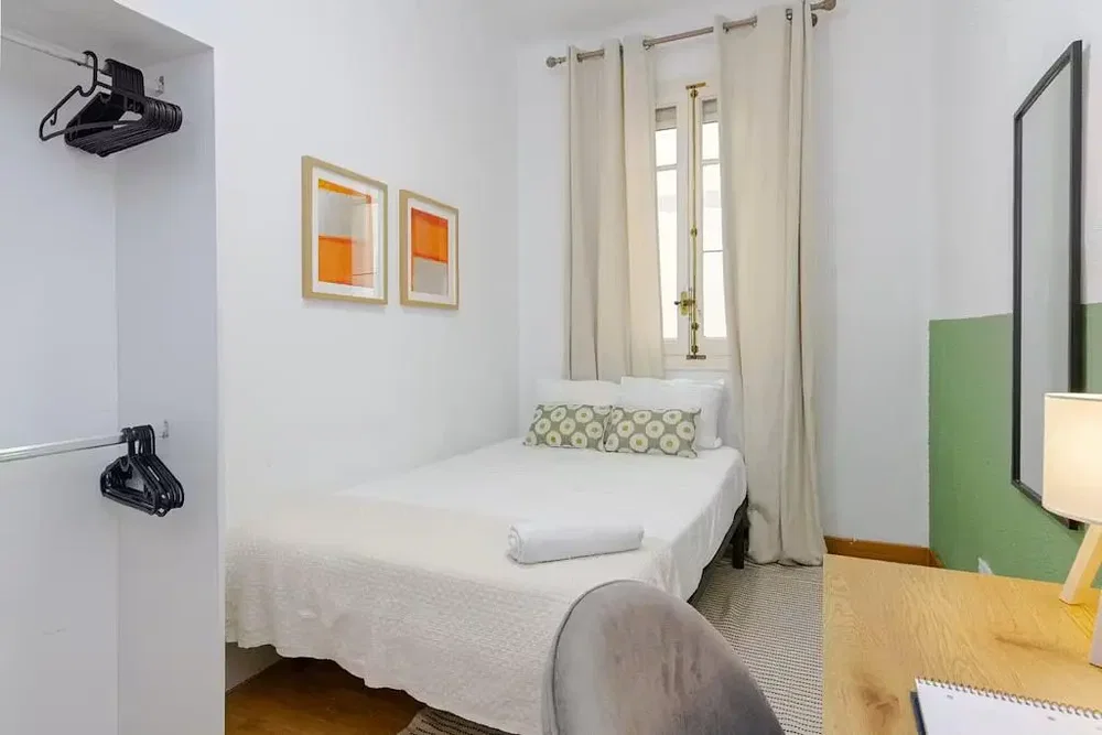 Camera da letto; luce naturale, stile moderno