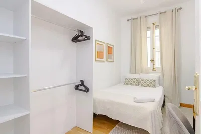 Camera da letto; luce naturale, pavimento in legno
