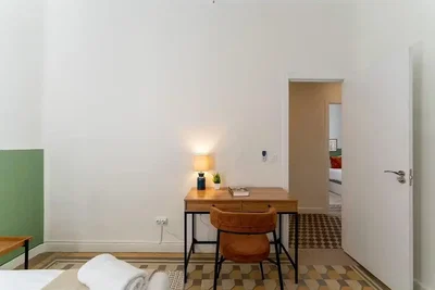 Camera da letto; luce naturale, pavimento in legno