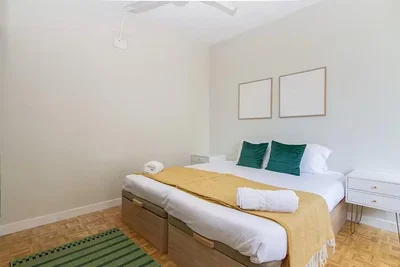Camera da letto; luce naturale, pavimento in legno