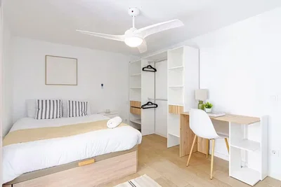 Spavaća soba; prirodno svjetlo, drveni pod, renoviran, moderni stil
