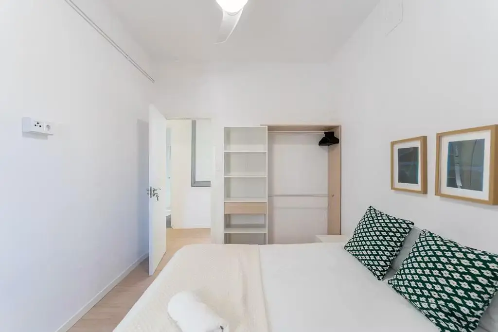 Spavaća soba; prirodno svjetlo, drveni pod