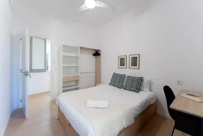 Spavaća soba; prirodno svjetlo, drveni pod, moderni stil