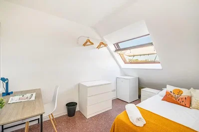 Spavaća soba; prirodno svjetlo, potrebna renovacija