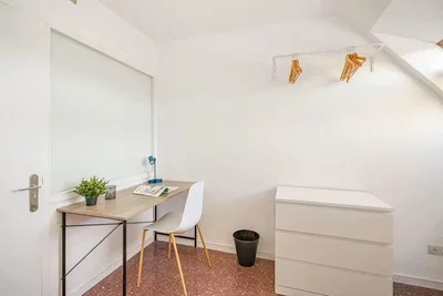 Spavaća soba; drveni pod, prirodno svjetlo