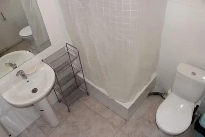 Toilette; pavimento in piastrelle
