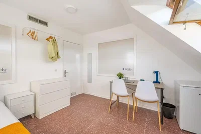 Quarto; chão de azulejo, luz natural
