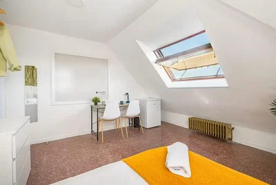 Quarto; luz natural, chão de madeira