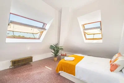 Quarto; luz natural, chão de madeira