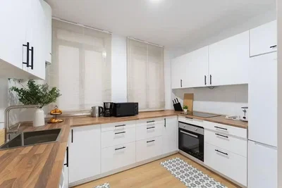 Kuhinja; kuhinjski aparati, drveni pod, prirodno svjetlo, moderni stil, renoviran