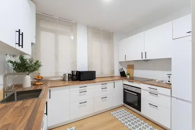 Cocina; electrodomésticos, suelo de madera, luz natural, estilo moderno, renovado