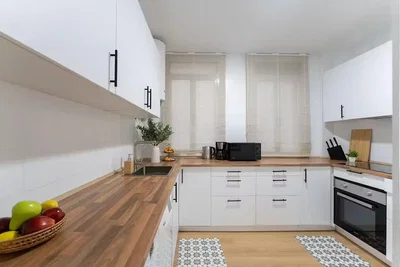 Kuhinja; kuhinjski aparati, drveni pod, prirodno svjetlo, renoviran, moderni stil