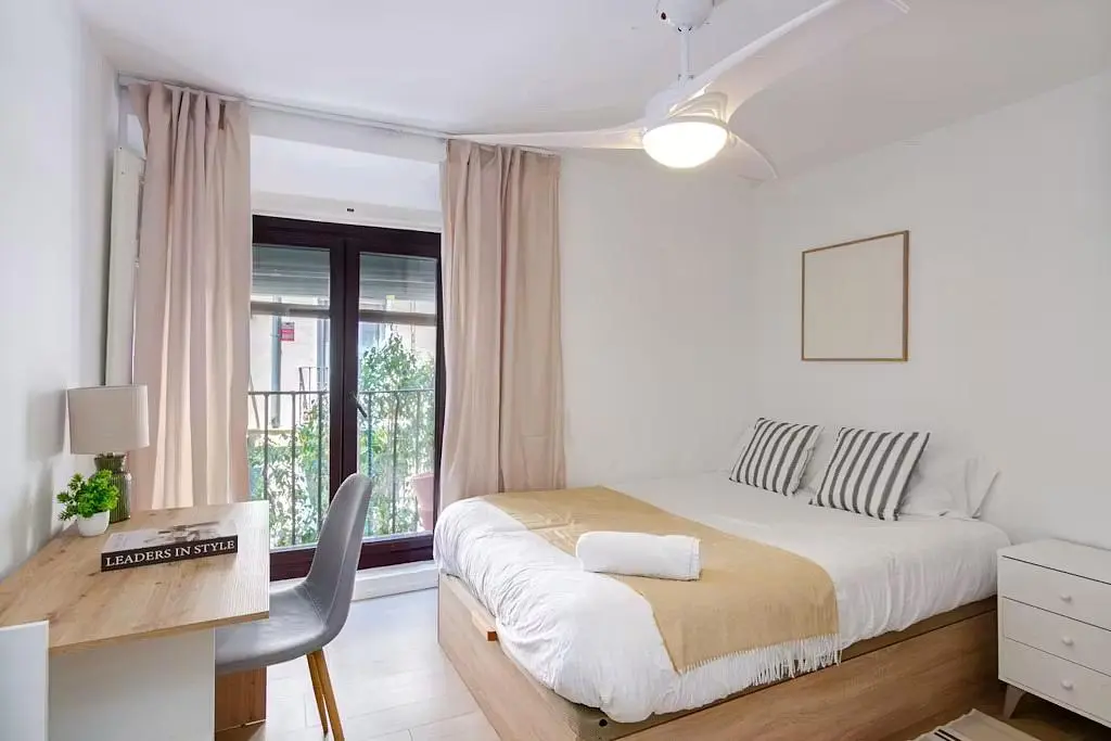 Camera da letto; luce naturale, stile moderno