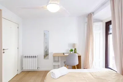 Camera da letto; luce naturale, pavimento in legno