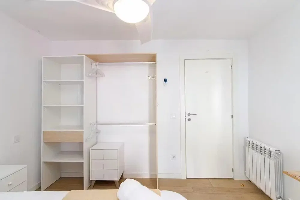 Camera da letto; pavimento in legno, luce naturale