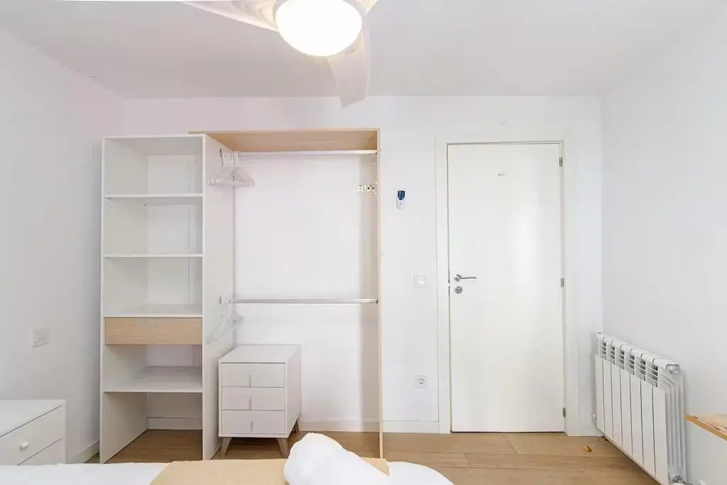 Camera da letto; pavimento in legno, luce naturale