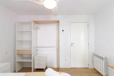 Camera da letto; pavimento in legno, luce naturale