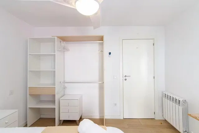 Dormitorio; suelo de madera, luz natural