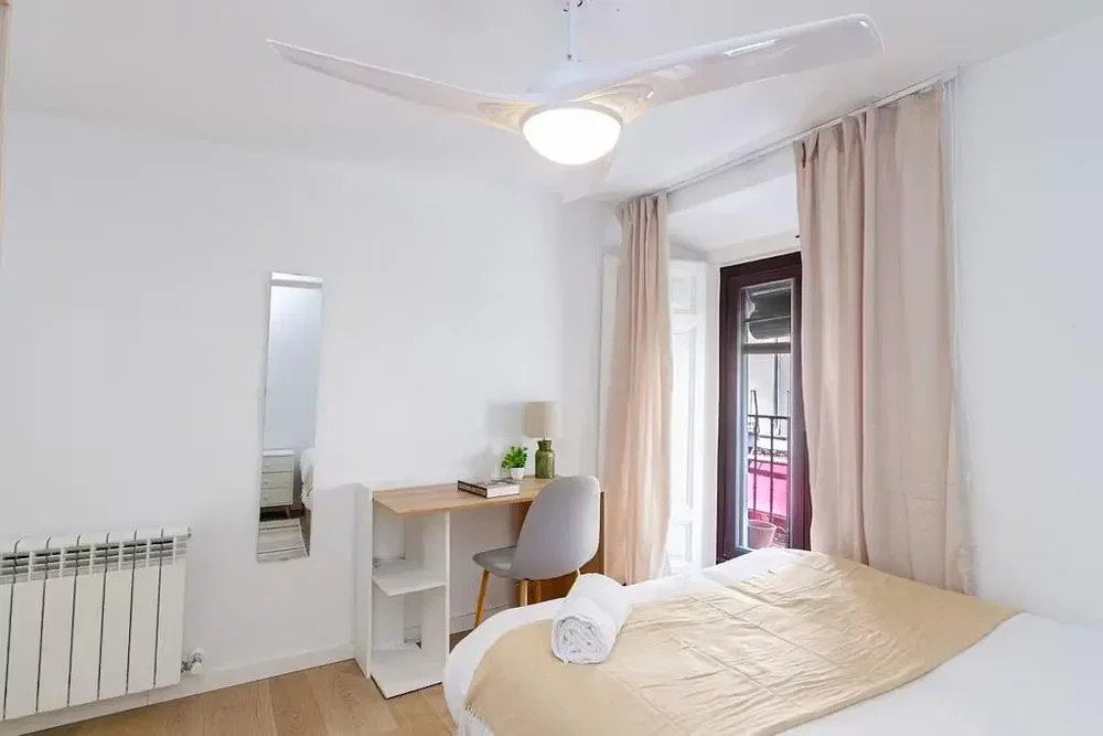 Camera da letto; luce naturale, pavimento in legno