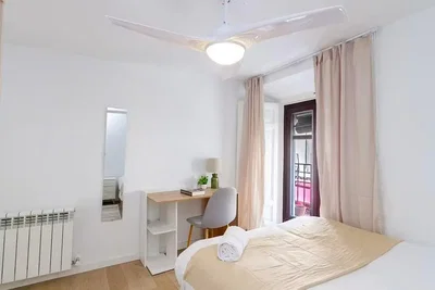 Camera da letto; luce naturale, pavimento in legno
