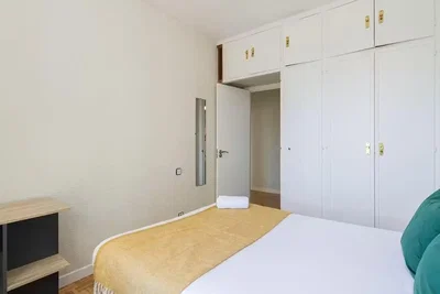 Camera da letto; pavimento in legno, luce naturale