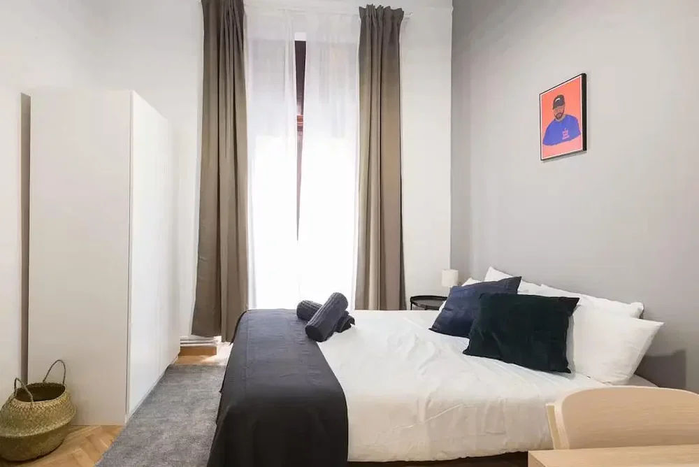 Spavaća soba; prirodna svjetlost, moderan stil