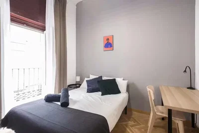 Spavaća soba; prirodna svjetlost, drveni pod