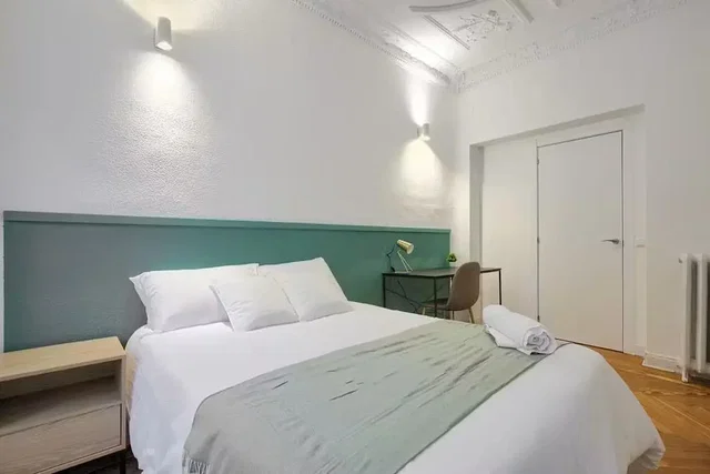 Dormitorio; luz natural, suelo de madera