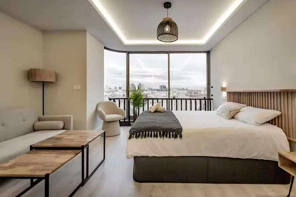 Dormitorio; luz natural, vigas de madera, estilo moderno