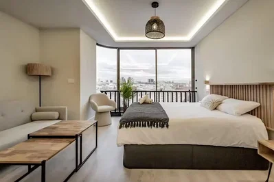 Dormitorio; luz natural, vigas de madera, estilo moderno