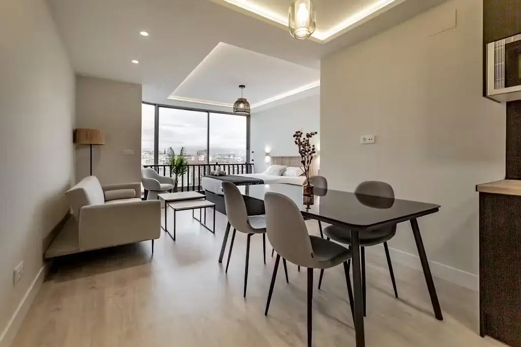 Salón; luz natural, estilo moderno, suelo de madera
