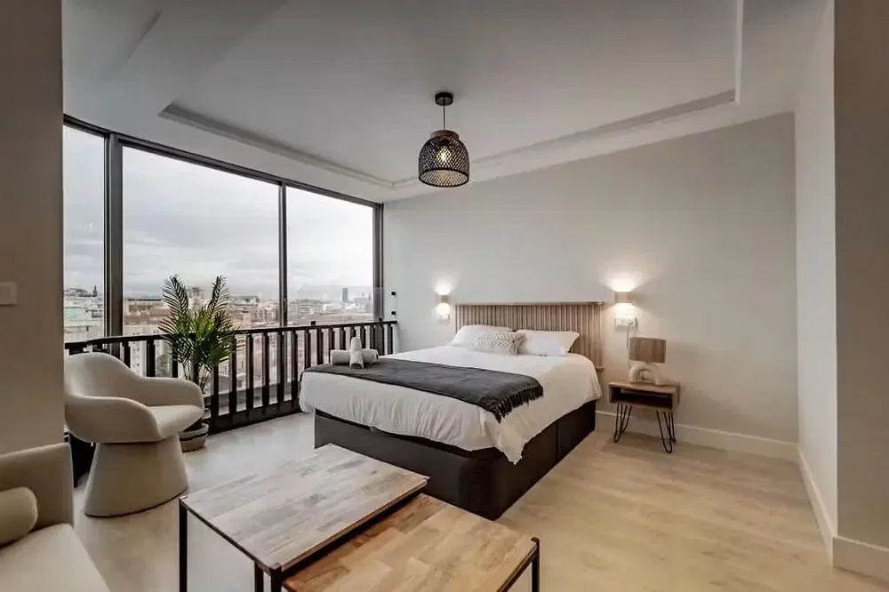 Dormitorio; vista, luz natural, estilo moderno, suelo de madera