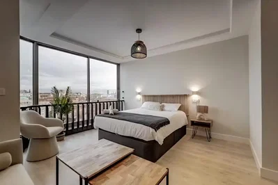 Dormitorio; vista, luz natural, estilo moderno, suelo de madera