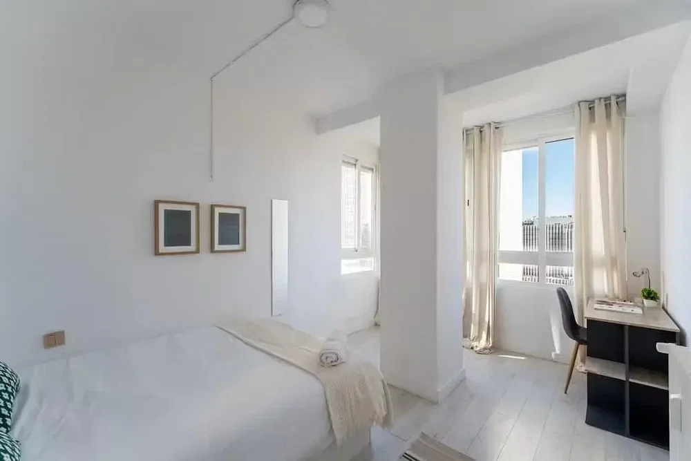 Spavaća soba; prirodno svjetlo, pločice, moderni stil
