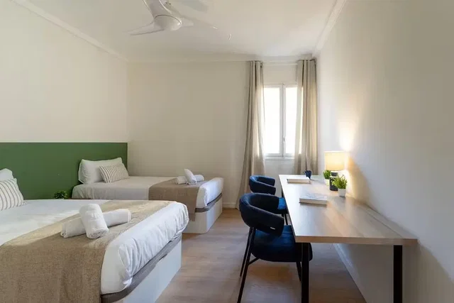 Dormitorio; luz natural, suelo de madera