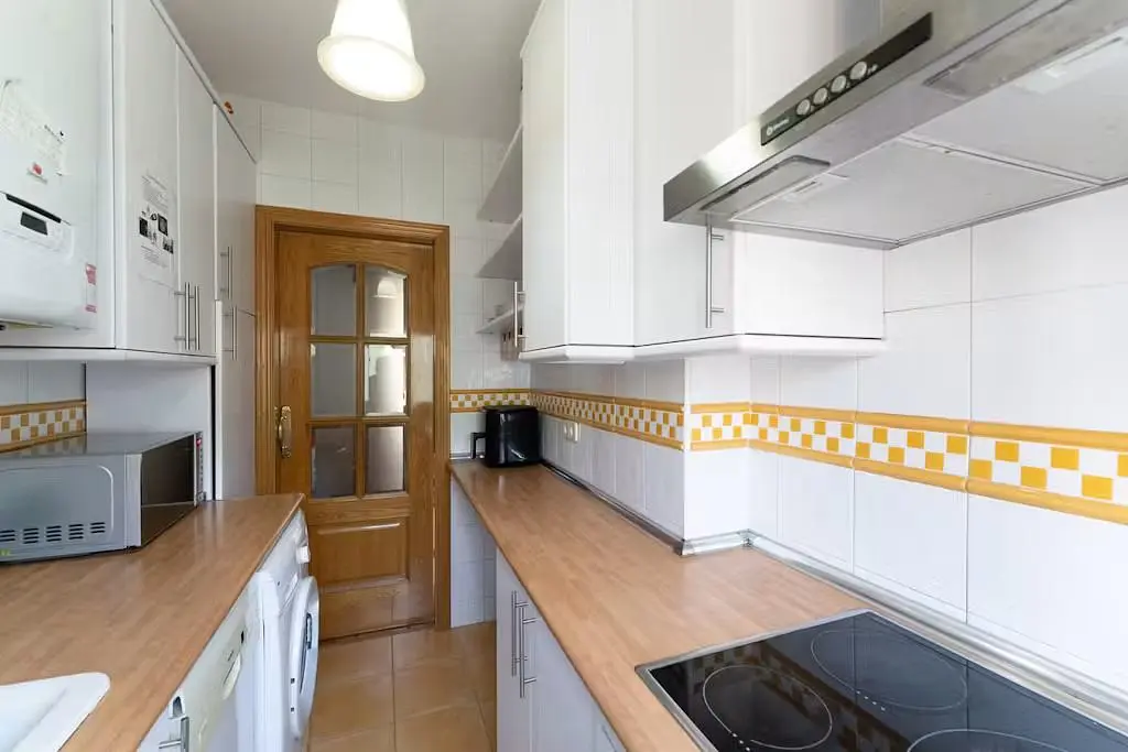 Mutfak; mutfak aletleri, fayans zemin, doğal ışık