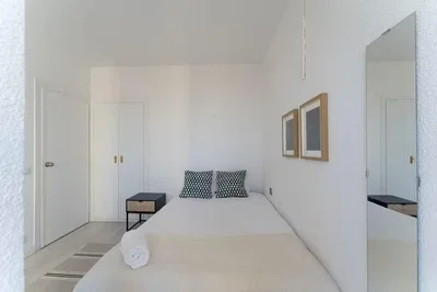 Spavaća soba; prirodno svjetlo, moderni stil