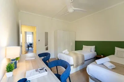 Quarto; luz natural, chão de madeira