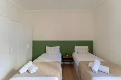 Quarto; chão de madeira, luz natural