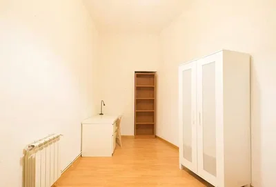 Camera da letto; pavimento in legno, luce naturale