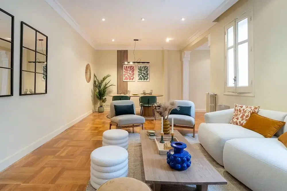 Living room; wood floor, natural light, modern style