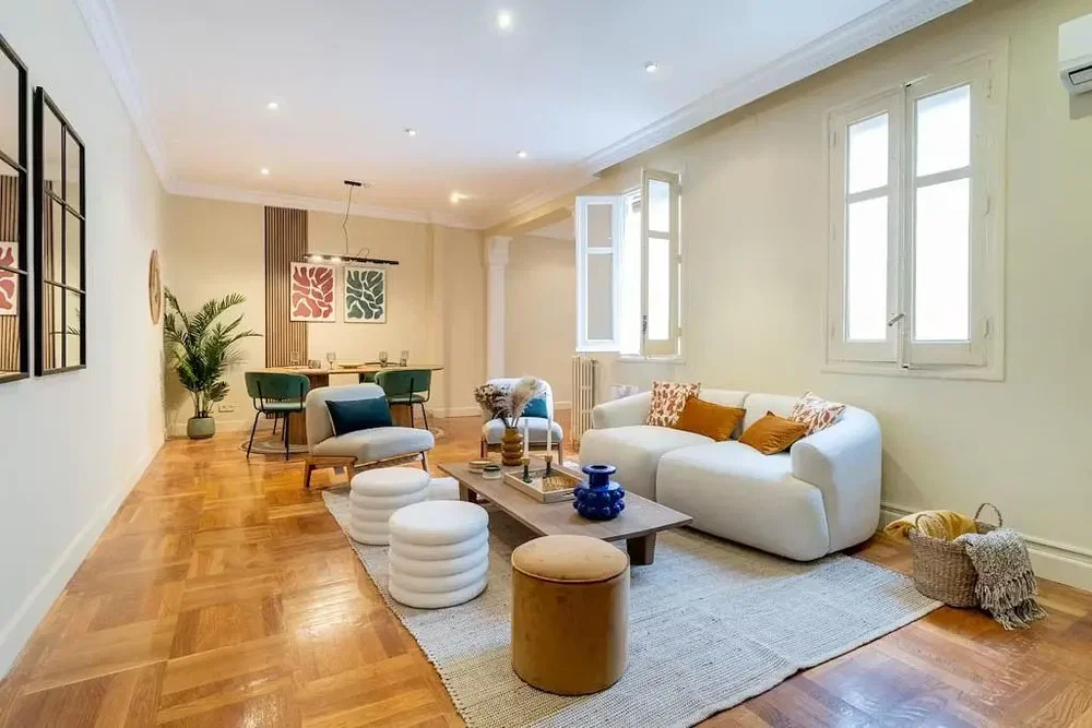 Living room; wood floor, natural light, modern style