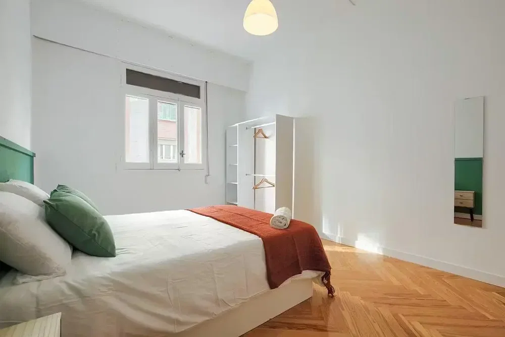 Camera da letto; pavimento in legno, luce naturale