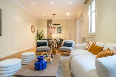 Living room; natural light, modern style, wood floor