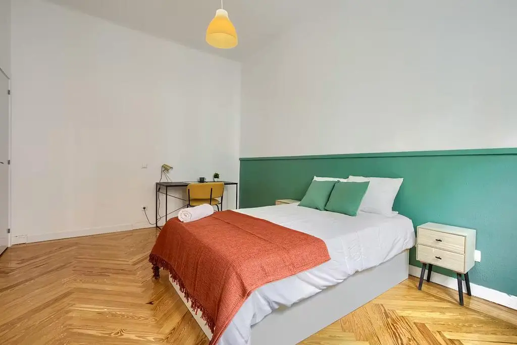 Camera da letto; pavimento in legno, luce naturale
