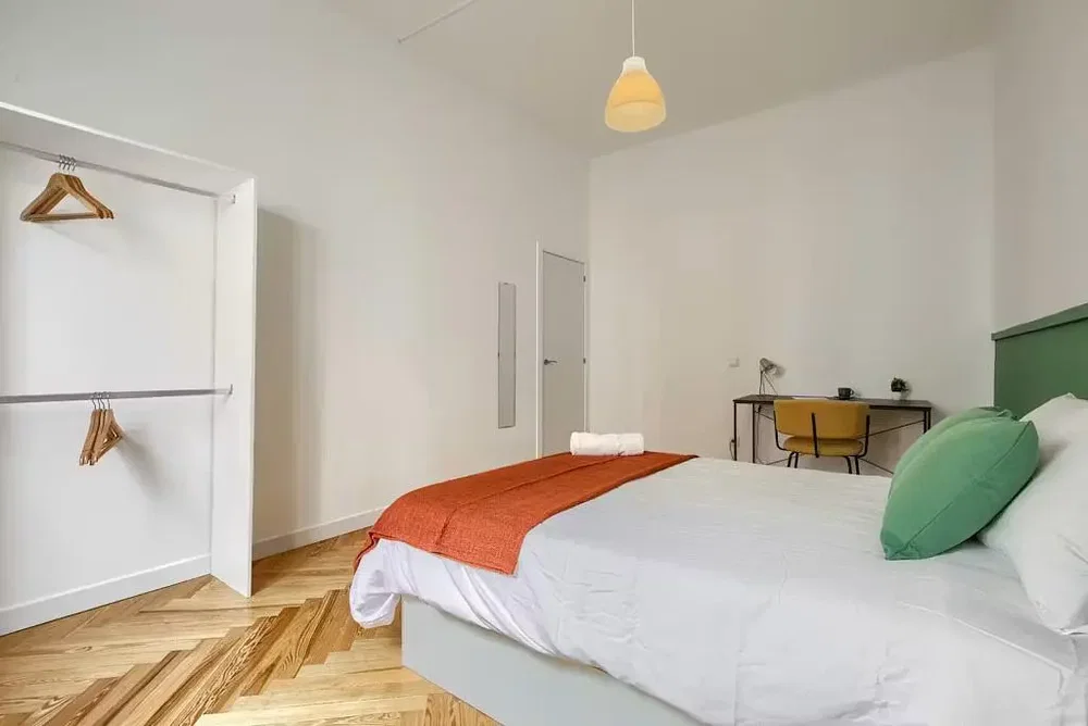 Camera da letto; pavimento in legno, luce naturale